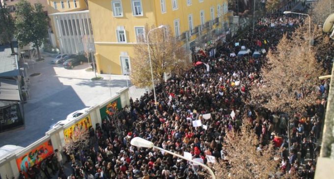 Kerkesat e studenteve - Kosto 250 mln euro per qeverine, 27 mln pergjysmimi i tarifave